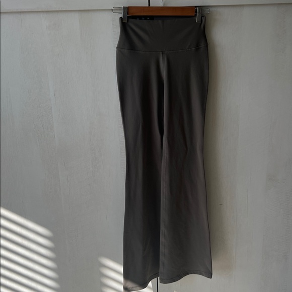 Aritzia Taupe Hi-Rise Atmosphere Flare Pants NWT - Picture 4 of 4